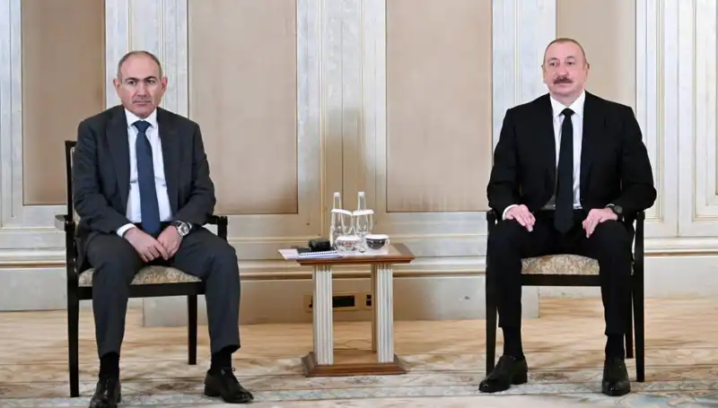 Aliyev ve Paşinyan Abu Dabi'de Barış için Tarihi Bir Görüşme Gerçekleştirdi