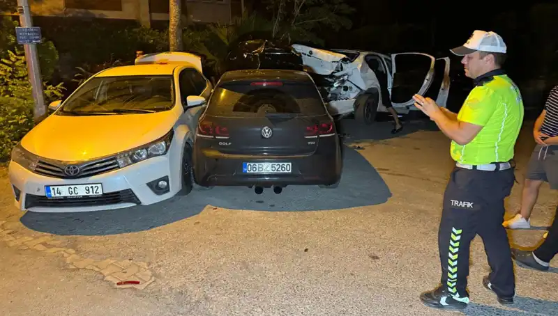 Alkollü Sürücü Faciaya Neden Oldu: Üç Araca Çarptı ve Sokakları Karıştırdı