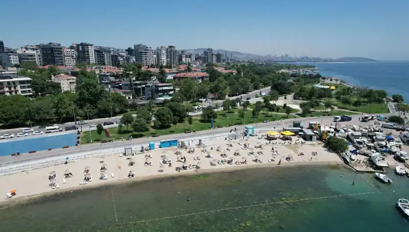 İstanbul'un Sıcak Havası Caddebostan Sahilini Doldurdu: Eğlence ve Serinleme Noktası