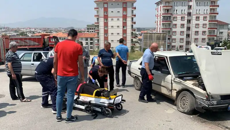 Kavşakta Çarpışma: İki Araçta İki Yaralı, Yol Güvenliği Tartışmaları Alevlendi