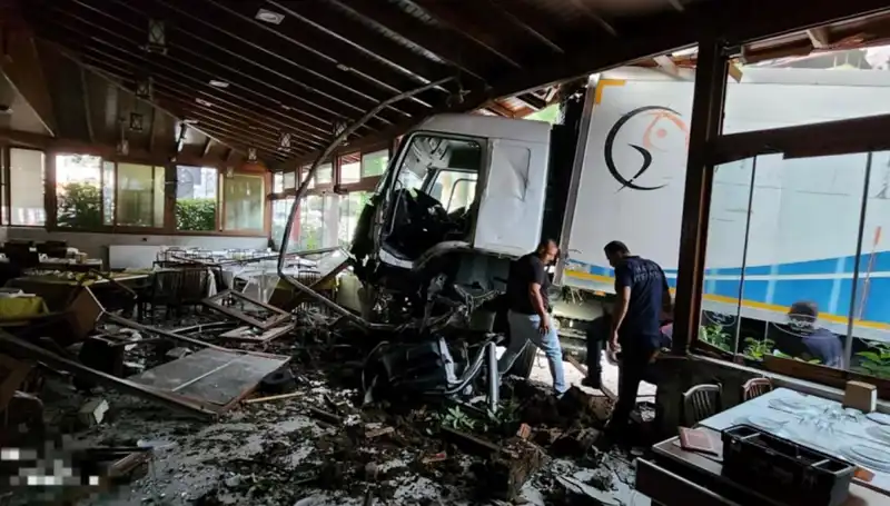 Freni Boşalan Kamyon Restoranın İçine Dalınca, Şok Edici Anlar Yaşandı!