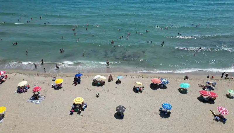 Tekirdağ’da Sıcak Hava Koyları Doldurdu: Plajda Eğlence Zamanı