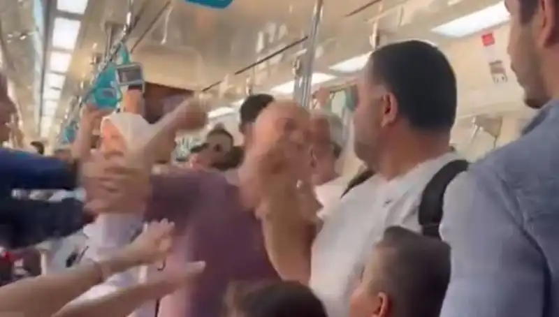 Marmaray'da Yumruklu Kavga! Yolcuların Gözleri Önünde Gerilim Tırmandı