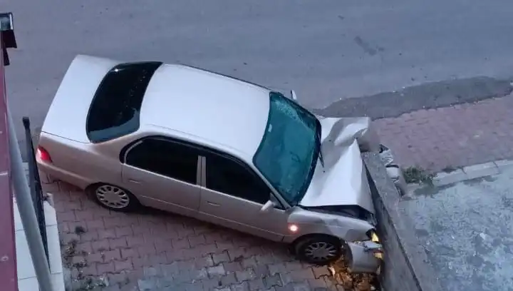 Kontrolü Kaybeden Araç, Duvara Çarparak Korku Dolu Anlar Yaşattı