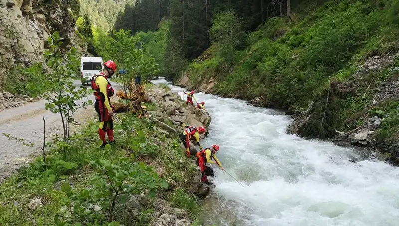 Trabzon’da Dereye Düşen Çocuğun Araması Sürüyor, Babasına Adli Kontrol Kararı Verildi