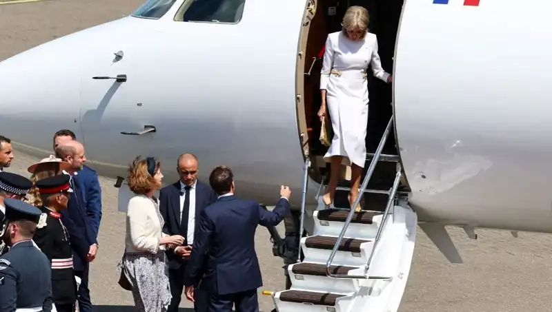 Macron Çiftinde Kriz Ortaya Çıktı: Eşi Elini Uzatana Tepkisiz Kaldı