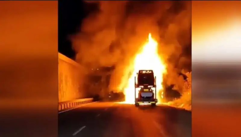 Otomobil Yüklü Tırda Çıkan Yangın Sonucu 8 Araç Küle Döndü!