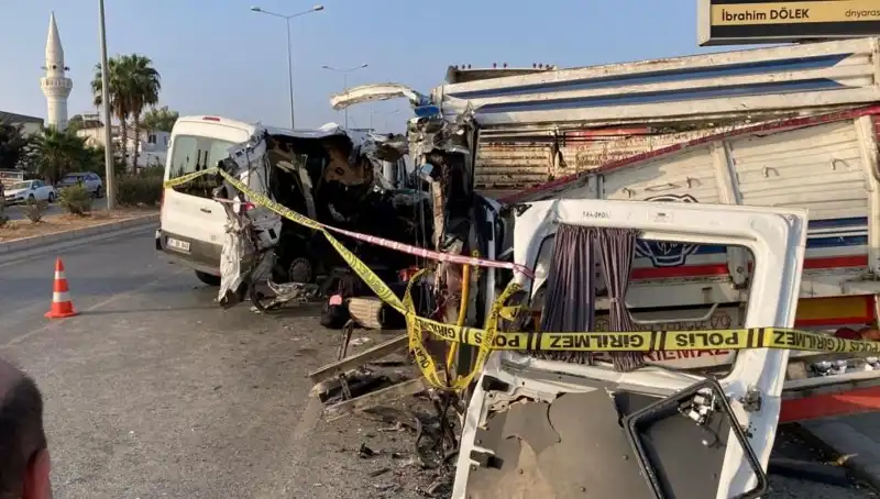 Mersin'de Tatil Yolu Üzerinde Meydana Gelen Feci Kaza: İki Can Gitti, 10 Yaralı