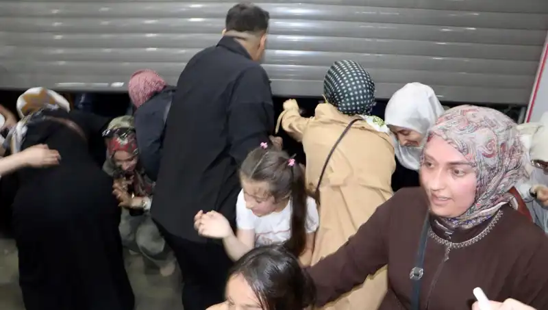 Alışveriş Merkezinde Yüzde 50 İndirim Fırtınası: Müşteriler Akın Etti!