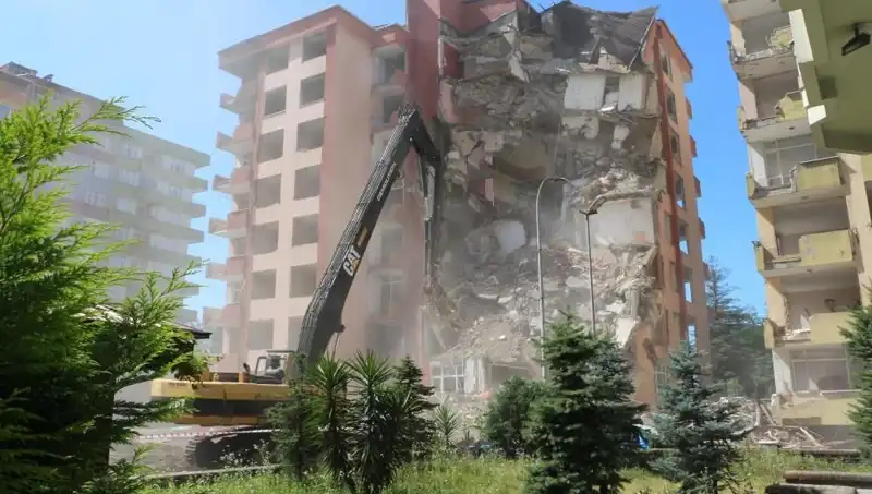 Dalga Tsunamisi Sonrası İki Bina Yıkılmak Üzere!