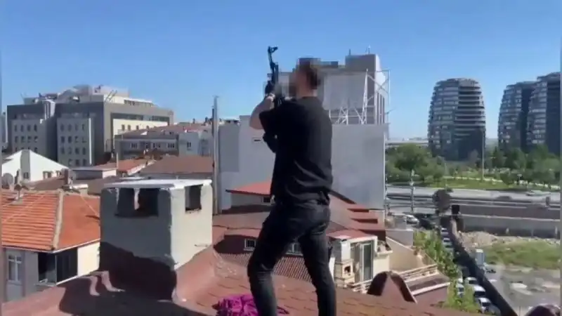 İstanbul’da Gizemli Operasyon: Bacadan Çıkan AK-47 Şaşkınlık Yarattı