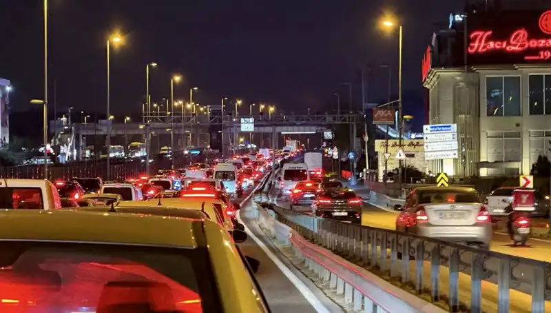 Yenibosna Metrobüs Yaya Üst Geçidinde Dev Proje Duyurusu: Neler Oluyor?