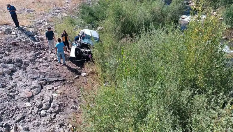 Sivas'ta Feci Kaza! Otomobil Dere Yatağına Uçtu, İki Can Gitti