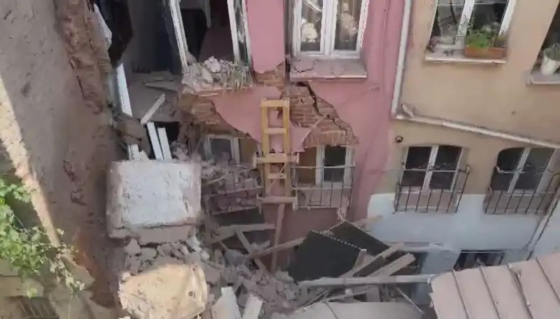 İstanbul'da Korkutan Olay: Üç Katlı Binanın Balkonu Çöktü!