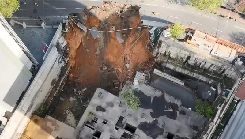 Sarıyer'de Meydana Gelen Çökmeyle Cadde Kapatıldı: Nedenleri ve Sonrası