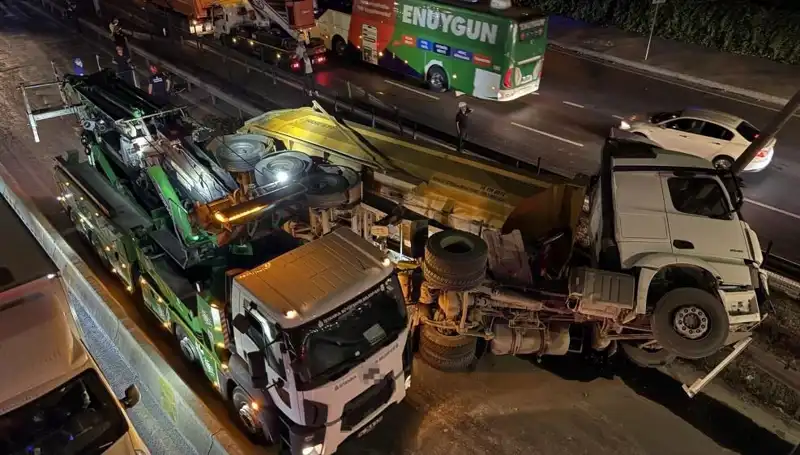 Moloz Yüklü Hafriyat Kamyonu Devrildi: Kazanın Nedeni Ne?