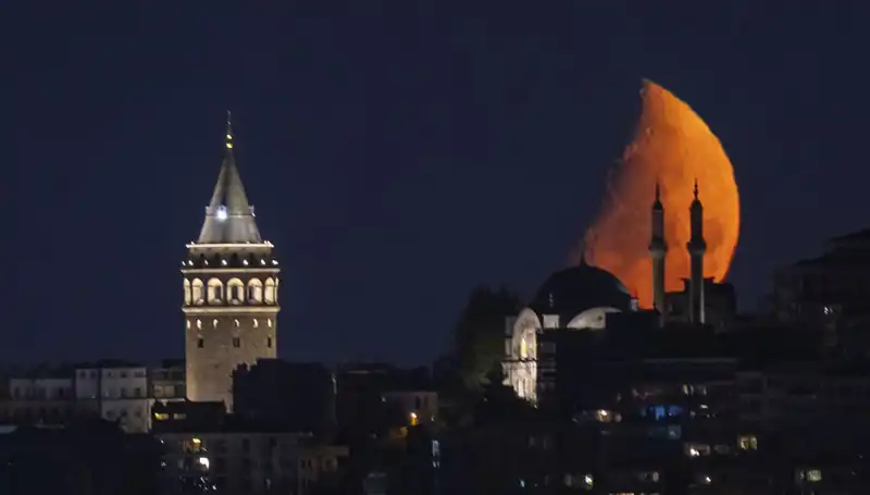 İstanbul'daki Yarım Ay Gökyüzünde Parladı: Geceye Büyü Katıyor