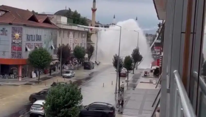 İçme Suyu Hattı Patladı: Şehirde Aniden Yükselen Su Fışkırdı!