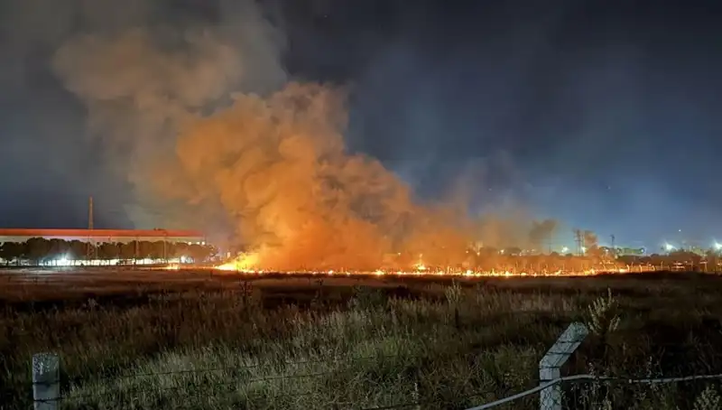 İzmir’de Gece Yarısı Yangın Panik Yaratırken, Müdahale Hızla Gerçekleşti