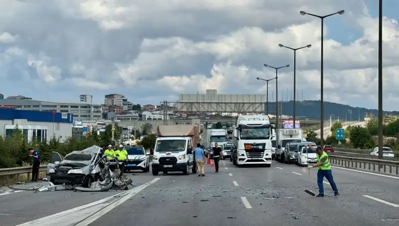 Otoyolda Can Pazarına Neden Olan Kaza: Üç Kişi Araçta Sıkıştı