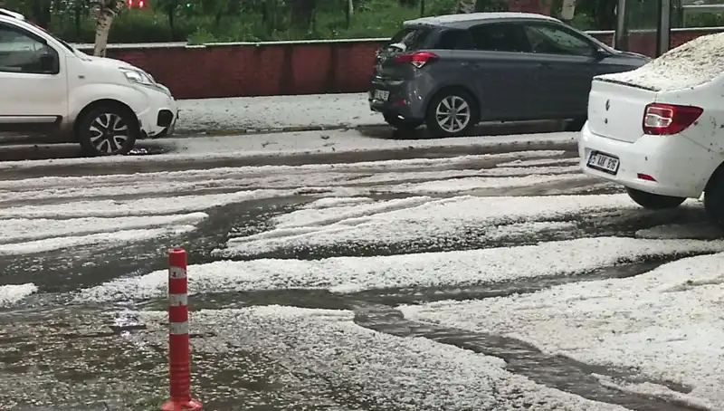 Ardahan'da Dolu Yağışı: Şehir Beyaza Büründü ve Hayatı Durma Noktasına Getirdi