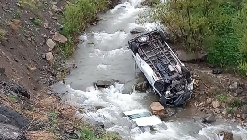 Hakkari'de Minibüs Devrildi, Derede Can Pazarı Yaşandı!