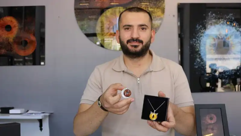Çektiği İris Fotoğraflarını Takı ve Tabloya Dönüştürüyor: İlk Uygulayan Benim