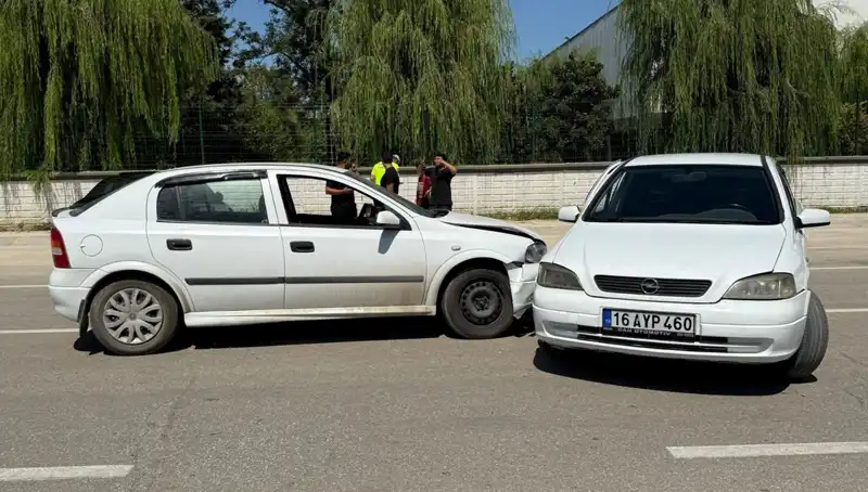 İki Otomobilin Çarpıştığı Kaza: Hikaye Yerel Sakinleri Şaşırttı