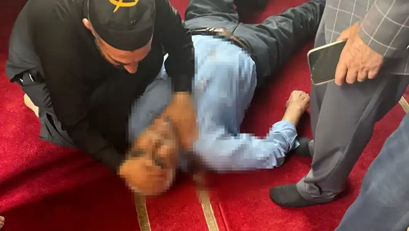 Camide Namaz Kılan Adam Bıçaklı Saldırıya Uğradı: Detaylar Ortaya Çıktı