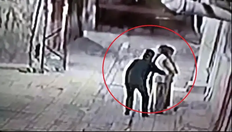 Polisler Pazarcı ve Simitçi Kılığına Girdi: Kapkaççılar Yakalandı