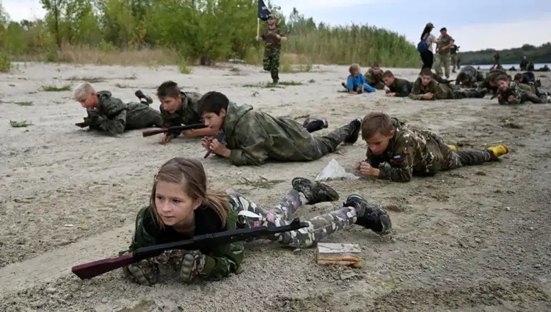 Rusya'da 8 Yaşındaki Çocuklar Askeri Eğitim Alıyor: Savaşın İç Yüzü
