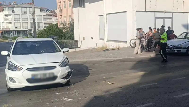 Antalya'da İki Otomobil Çarpıştı: Kaza Anı ve Sonrası Neler Oldu?