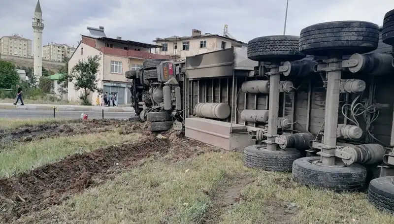 Erzurum'da Freni Boşalan TIR, Korkunç Bir Kaza Yaptı!