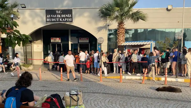 Bayramda Midilli Adası’na Ulaşmanın Yolları ve Tatilcilerin Deneyimleri