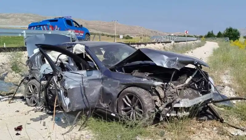 Sivas'ta İki Ayrı Trafik Kazası: 9 Yaralı, Neler Oluyor?