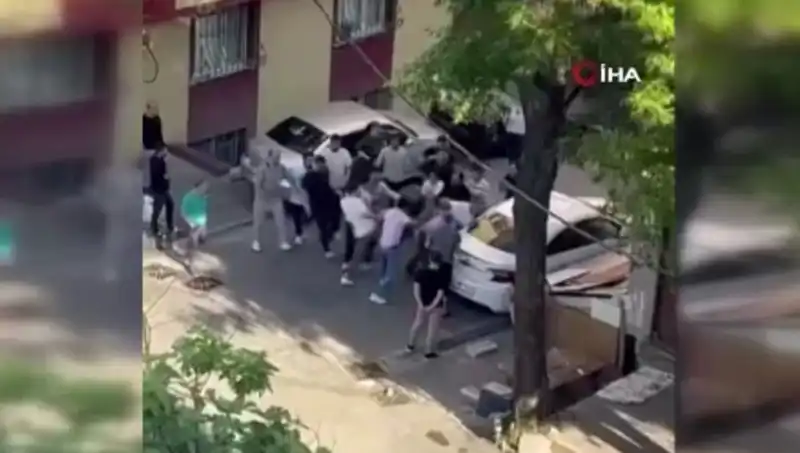 Kapıları Zorlayan Madde Bağımlısına Mahallece Meydan Dayağı: Olayın Ayrıntıları!