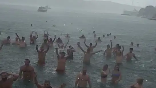 İstanbul’da Yağmura Rağmen Denize Giren Cesur Bebek Sakinleri