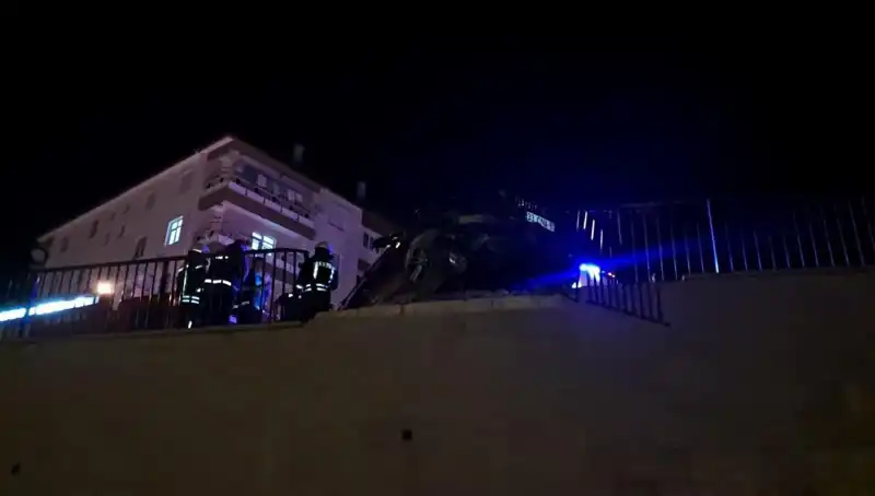 Kontrolden Çıkan Araç Bariyere Çarptı; Sürücü Hayatta Kalmak İçin Mücadele Ediyor