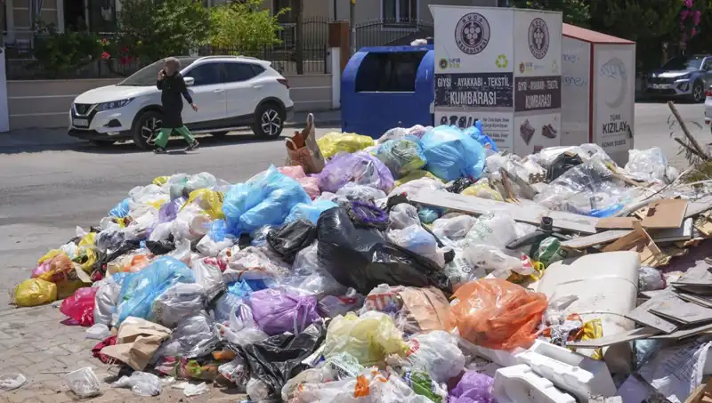 İzmir'in Sokaklarında Çöp Yığınları: Temizlik Krizi Büyüyor