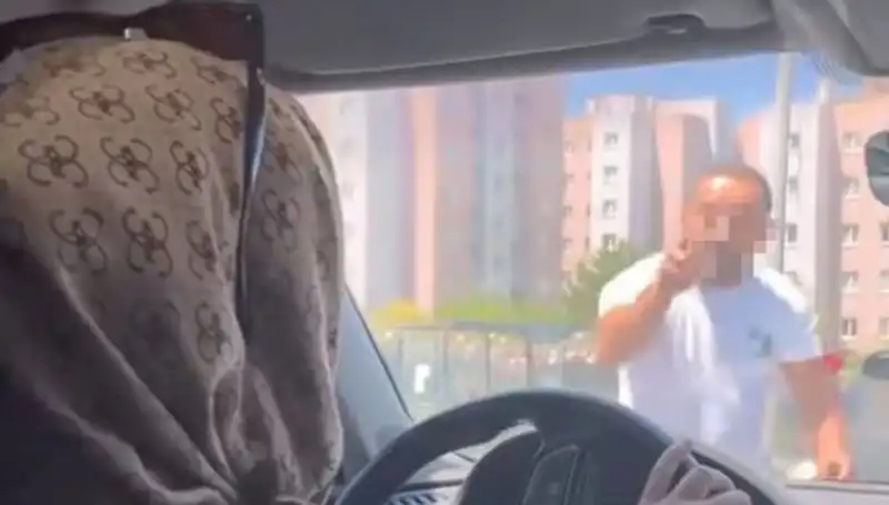 Trafikte Dehşet! Önünü Kesen Sürücüye Yumruk Saldırısı