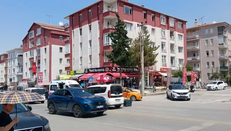 Taksi ile Otomobil Çarpıştı: Olay Yerinden İlk Görüntüler