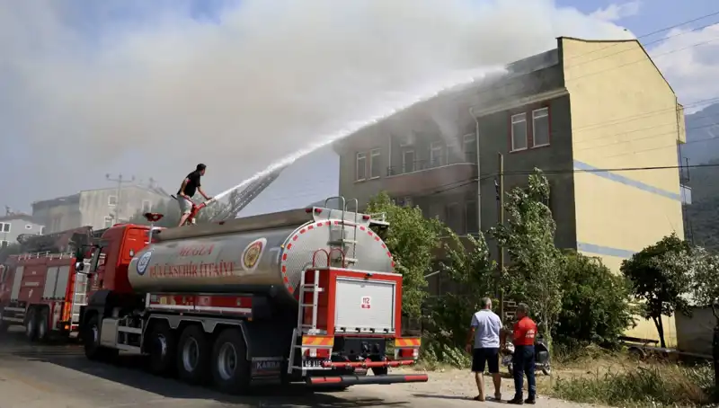Çatı Katında Patlayan Yangın, Komşuları İhbar Etti ve Korku Dolu Anlar Yaşandı