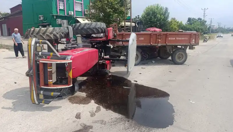 Otomobille Çarpışan Traktör Devrildi: İki Yaralı, Kaza Anı Kamera Kayıtlarında