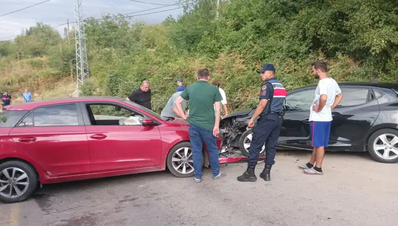 Karamürsel’de Otomobil Kazası: 4 Yaralı, Olayla İlgili Detaylar Ortaya Çıktı!