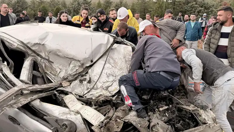 TIR ile Çarpışan Araç Kağıt Gibi Ezildi: Görüntüler Şok Etti!