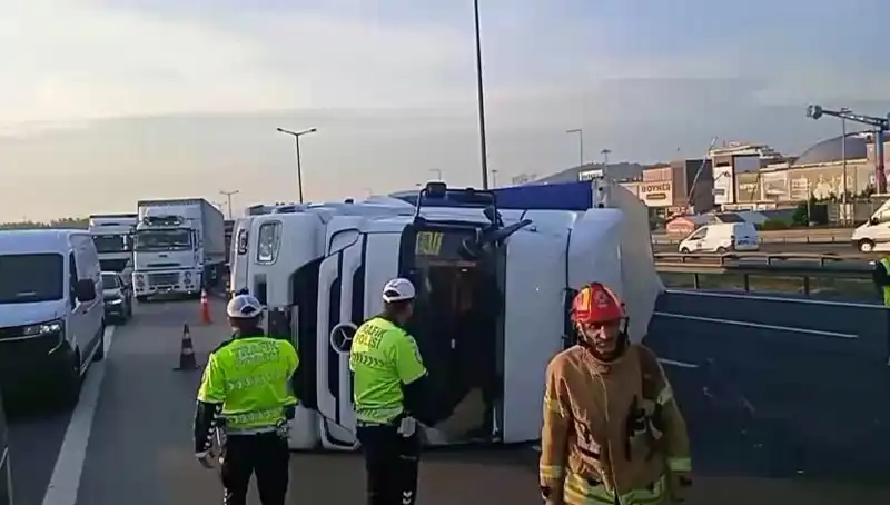 Pendik TEM Otoyolu'nda TIR Devrildi: Yol Çalışmalarında Beklenmeyen Yoğunluk