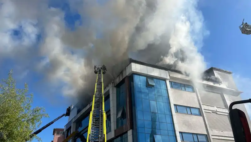 Esenyurt'ta Tekstil Atölyesinde Kontrolsüz Yangın: Gözler Yangın Çıkış Nedenine Çevrildi